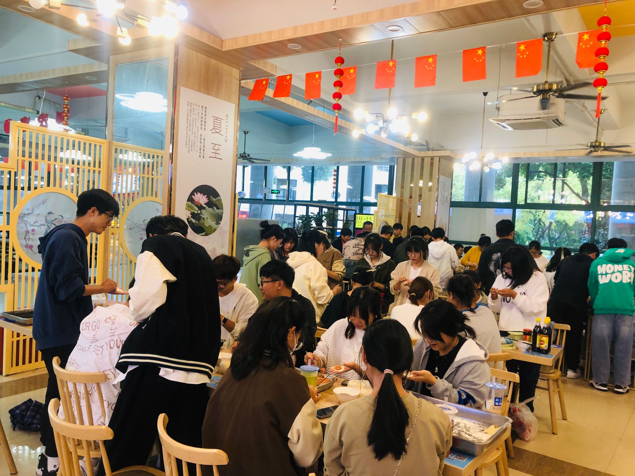 bat365中文官方网站学生进行自己动手包饺子活动